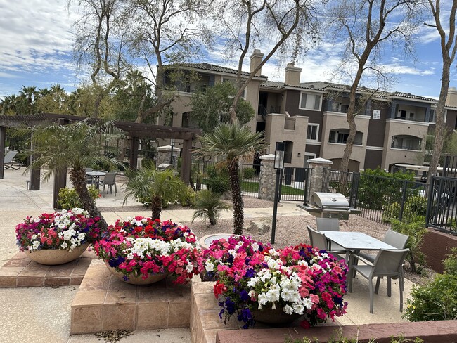 Foto del edificio - 5345 E Van Buren St