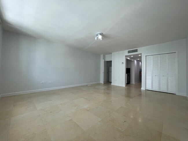 Foto del edificio - 999 Brickell Bay Dr