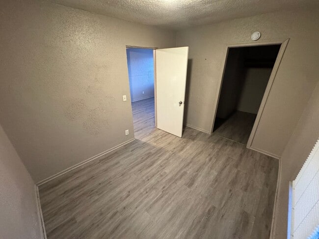 Building Photo - House 3 BR/2BA