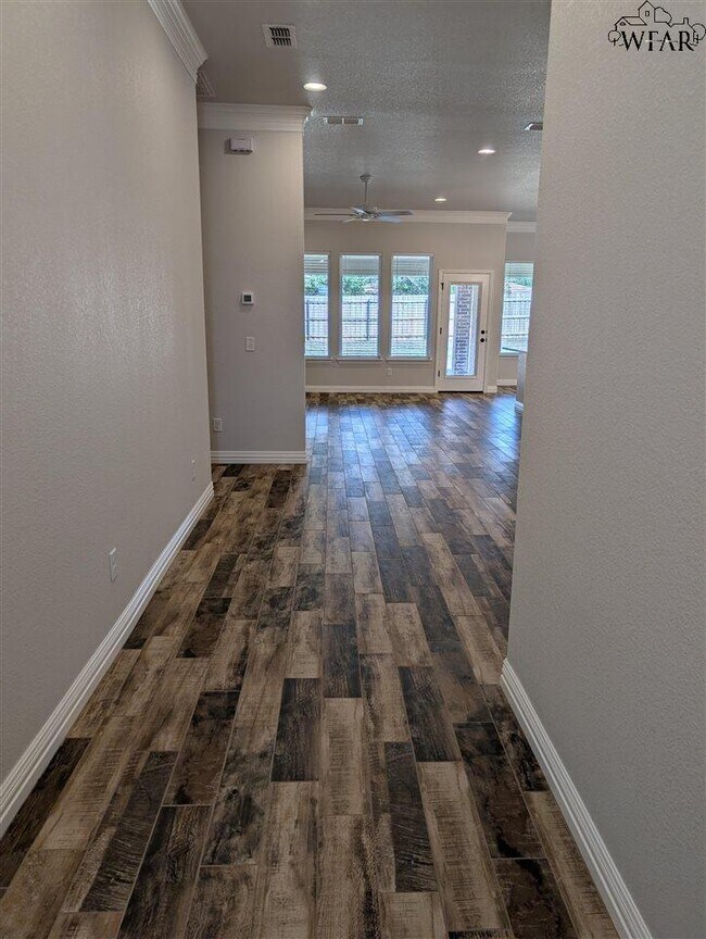 Foto del edificio - 5001 Cy Young Dr