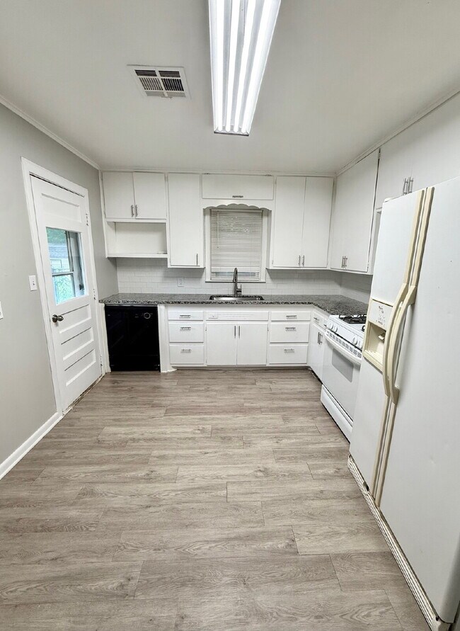 Foto del edificio - Charming 3-Bedroom Home with Bonus Room in...