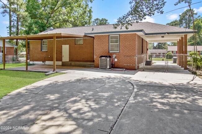 Foto del edificio - 131 Cole Dr