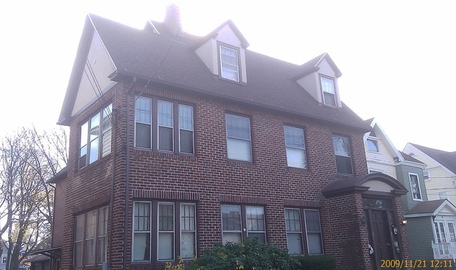 Building Photo - 162 Elm St