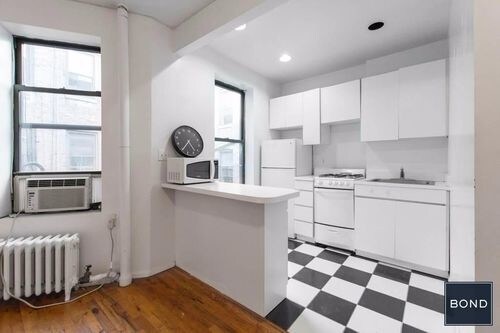 Primary Photo - 425 E 65th St