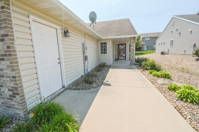 Building Photo - Charming 2 Bed, 2 Bath Townhome – One-Leve...