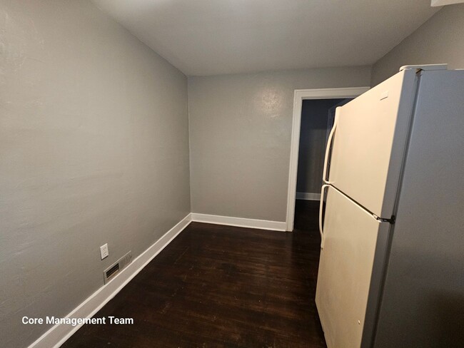 Building Photo - Updated 1 bedroom 1 bath apartment for ren...