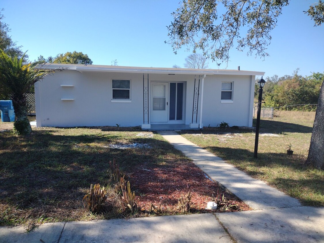 Foto principal - Adorable UPDATED 1 bedroom 1 Bath home wit...