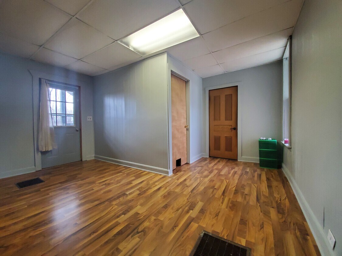 dining area - 103 W Canal St