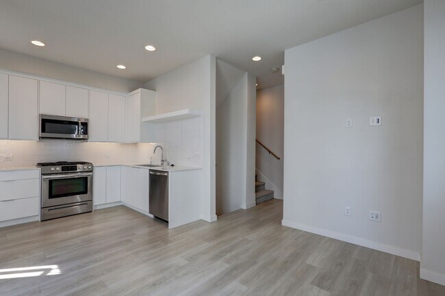 Foto del edificio - Beautiful 2bd, 2ba Townhome Available in C...