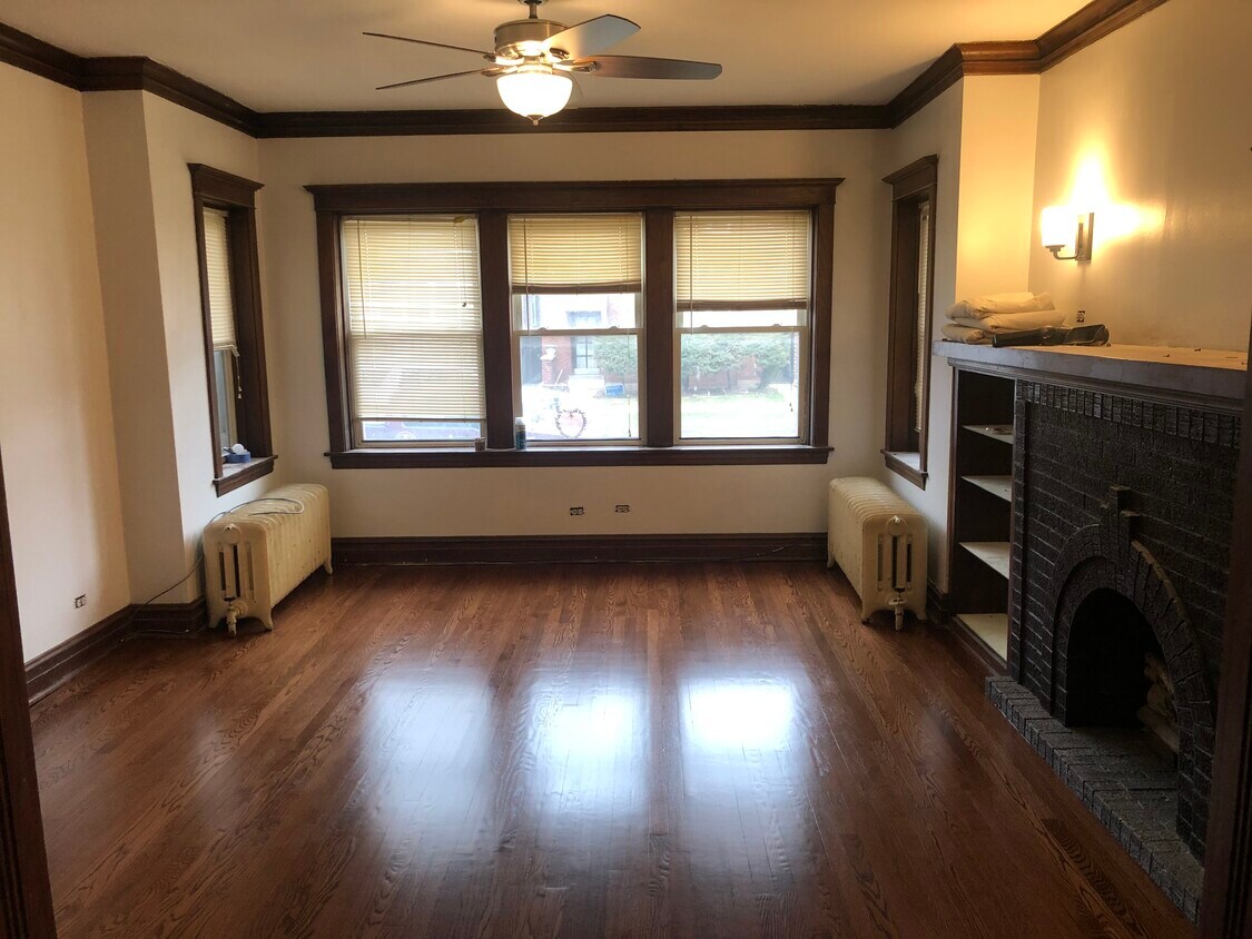 Living Room - 3636 N Troy St