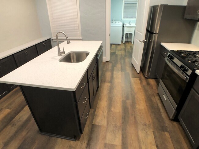 Cocina con lavadero independiente - 5346 Hillcrest St