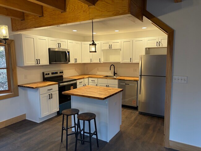 Foto del edificio - 642 McGlaughlin Rd