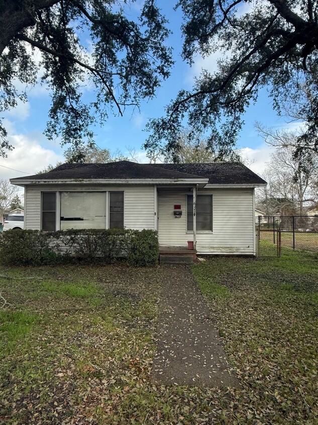 Primary Photo - Adorable 3 Bedrooms / 1 Bathroom Home!