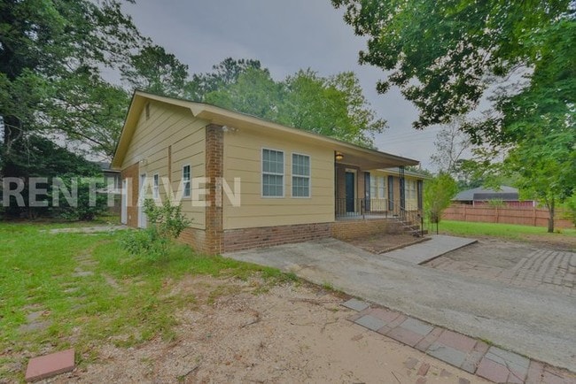 Building Photo - Come Fall In Love with This Beauty!