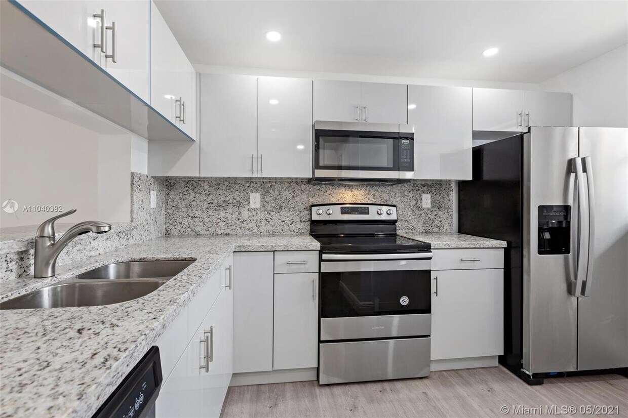 Foto principal - 10145 NW 9th St Cir