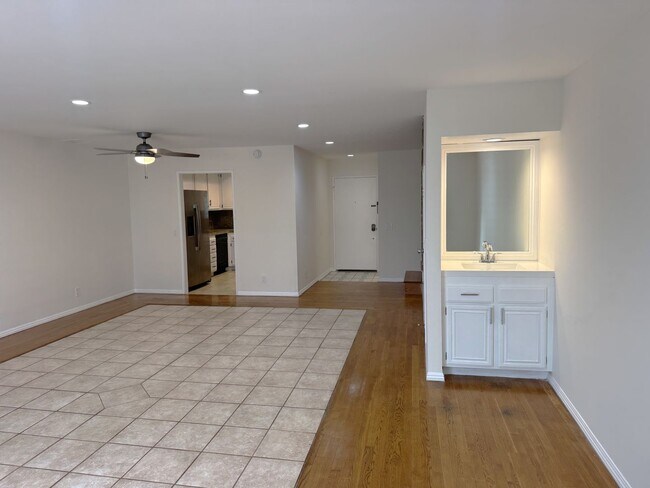Foto del edificio - 2 + 2.5 Santa Monica Condo townhouse