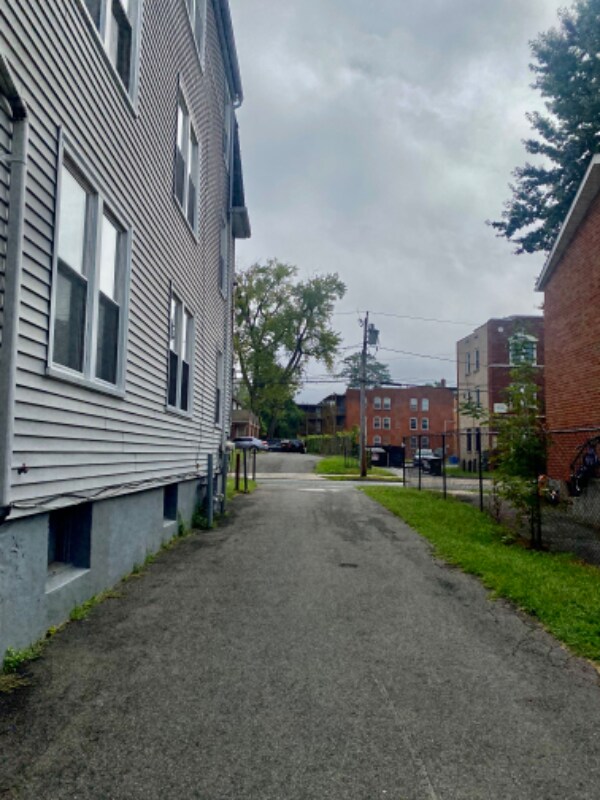 Building Photo - 109 Martin St