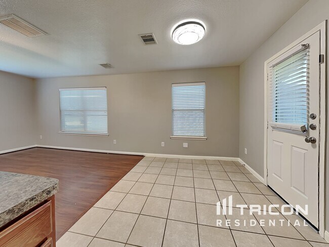 Foto del edificio - 6714 Clover Walk Ln