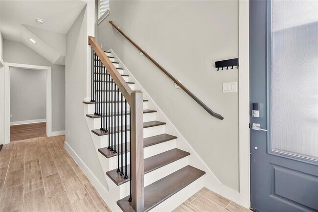 Foto del edificio - 1307 Mayfair Clarkson Ln