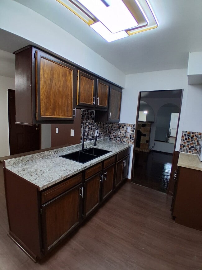 Kitchen - 16154 Manor St