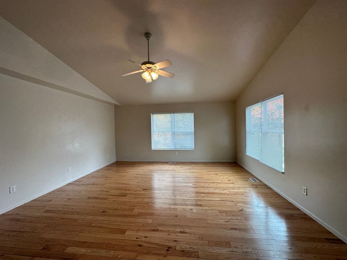 31033105 W Michigan Duplex Apartment for Rent in Kalamazoo, MI