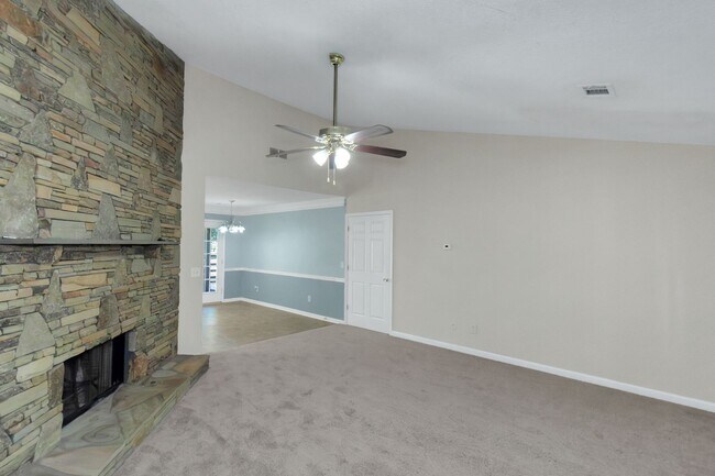 Foto del edificio - Charming 3BR/2BA Ranch Home with Spacious Backyard & Deck!