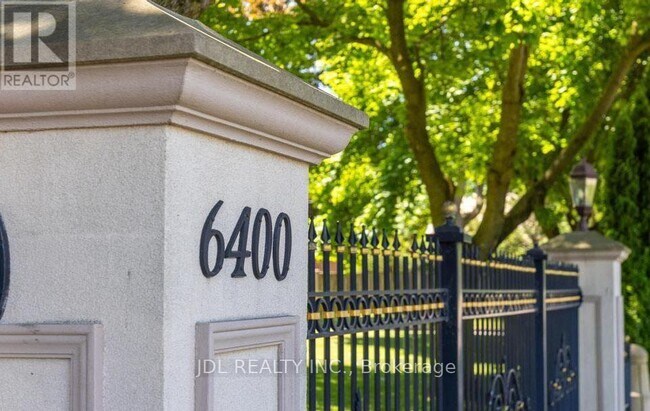 Photo du bâtiment - 6400-6400 Huggins St