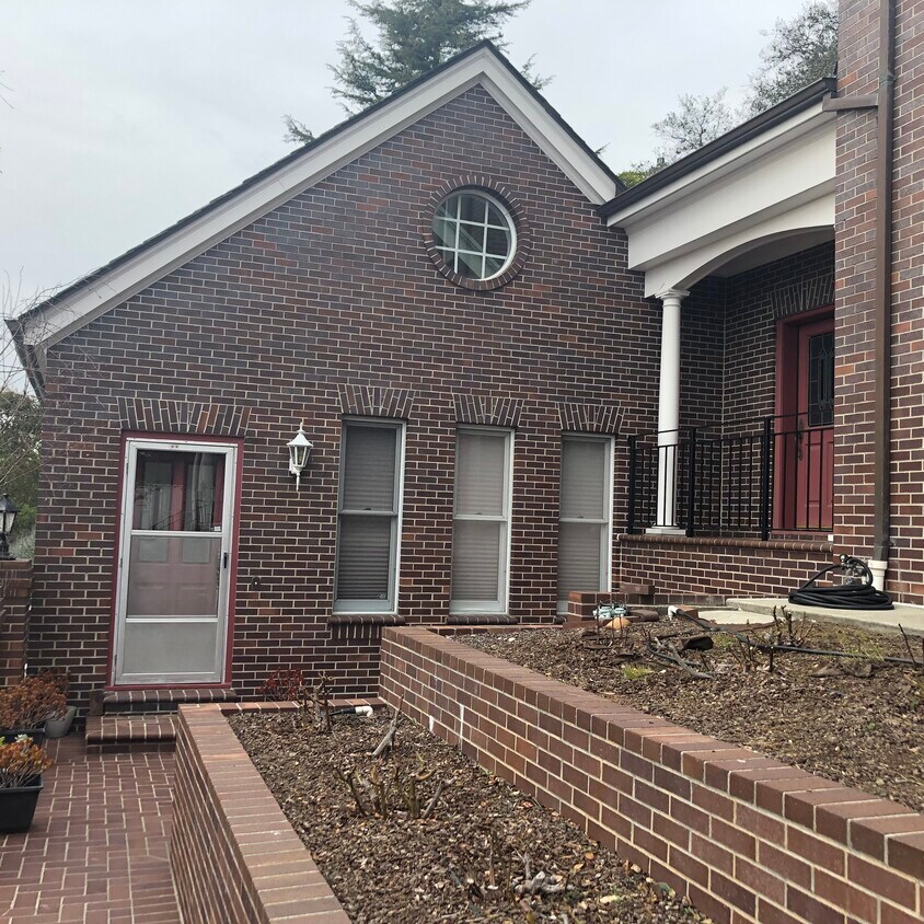 Entry - 1352 Rifle Range Rd