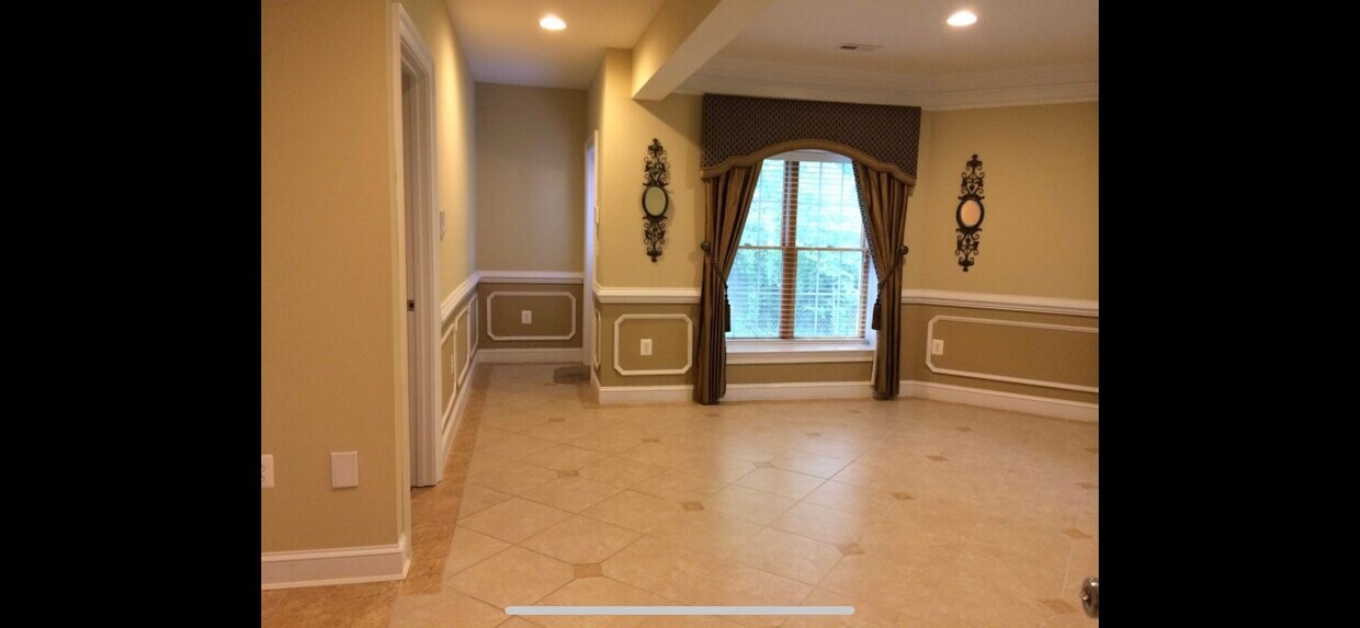 Foto principal - 5251 Monroe Dr