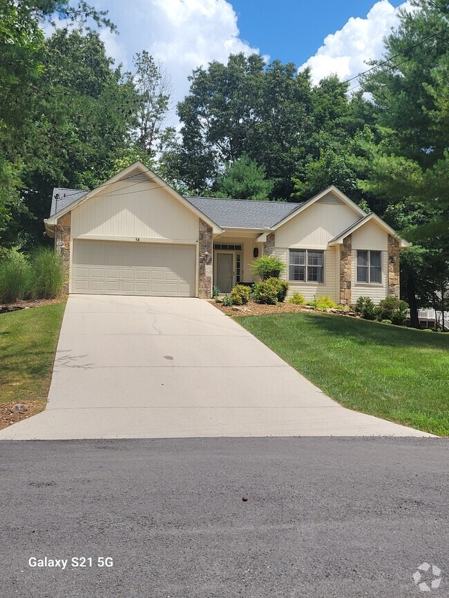 Building Photo - 13 Leyden Ct