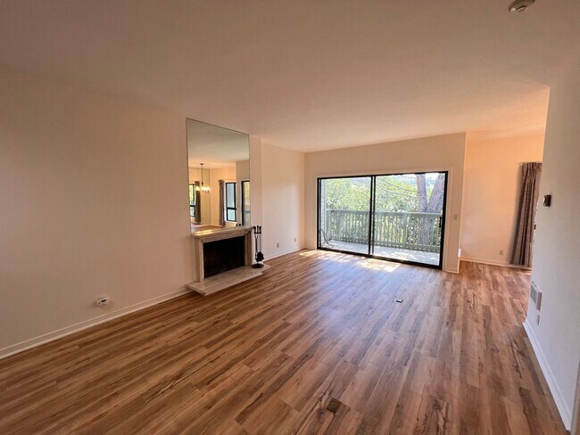 Foto del edificio - RENOVATED TWO BEDROOM TWO AND HALF BATH CO...