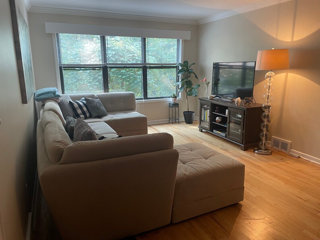 Family room with lots of natural light - 25777 Woodward Ave
