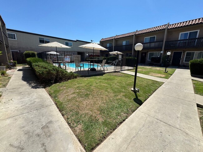 Foto del edificio - 2 bed - 1.5 bath townhouse