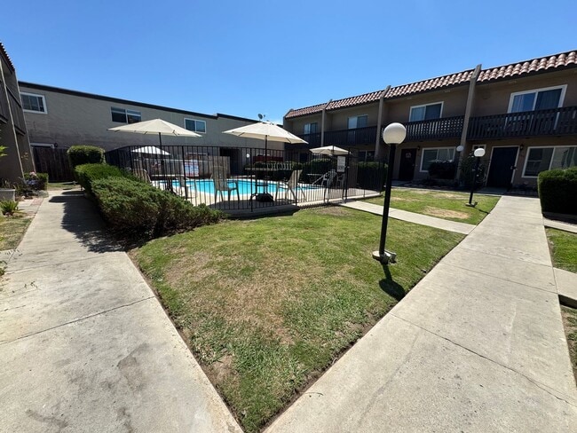 Building Photo - 2 Bedroom Townhome in El Cajon