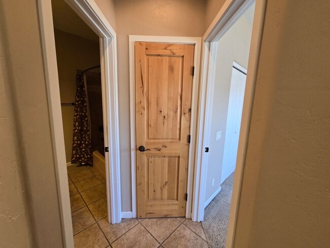 Building Photo - 215 Valley View Dr