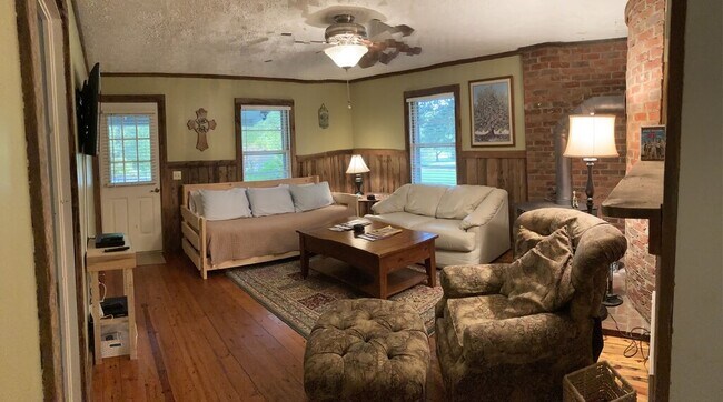 Foto del edificio - 70 Possum Trot Ln