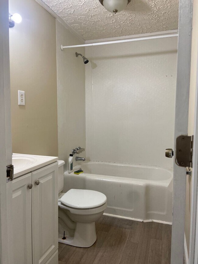 Foto del edificio - **AVAILABLE NOW**1 Bedroom / 1 Bathroom Ho...
