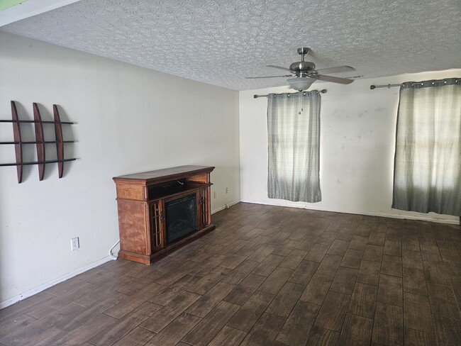 Living room - 1606 Metcalfe Ave