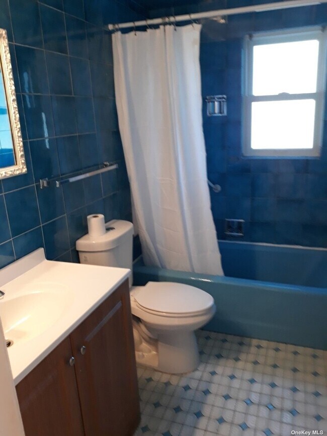 Building Photo - 255-19-255-87 87th Dr