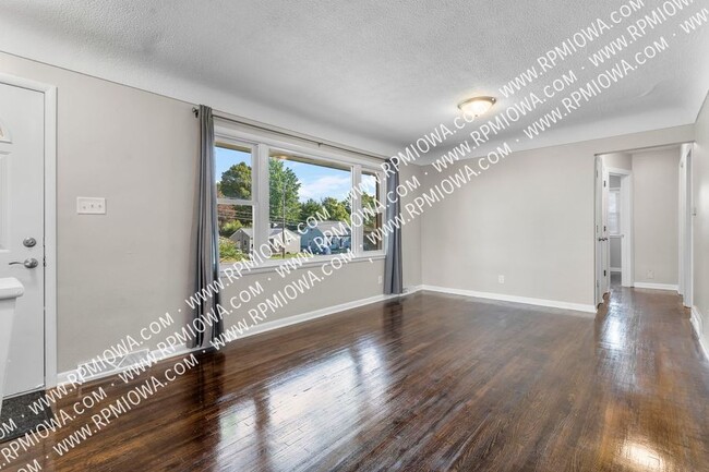 Building Photo - SHORT TERM LEASE SOUTHSIDE GEM!! 3 Bedroom...