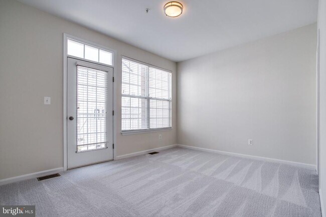 Building Photo - 2664 Manhattan Pl