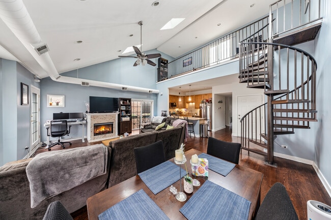 Photo - 811 W Superior St Apartment