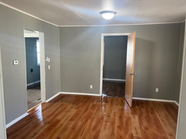 Building Photo - Updated 3 Bed/1 Bath Home!