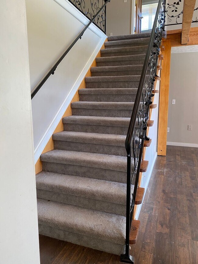 Building Photo - 3 BR, 2.5 bath home with 2 car garage in A...
