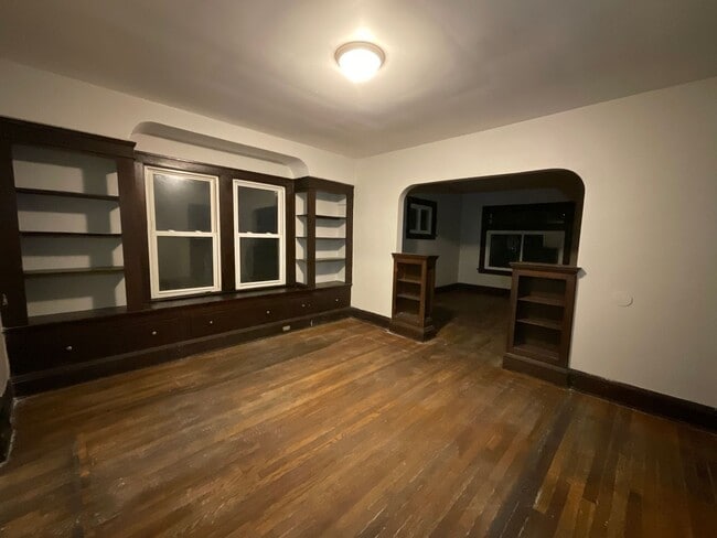 Building Photo - 10012 Greenview Ave