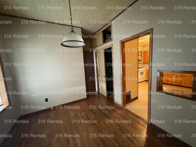 Building Photo - $1095- 4 bed 2 bath - Single Family Home
