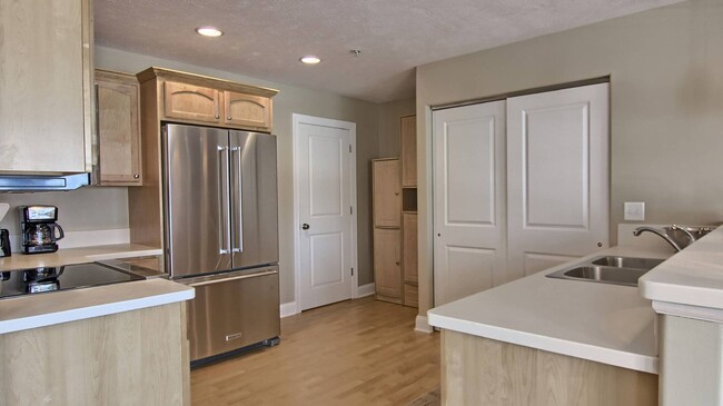 Building Photo - Lovely Condo Available Early September 2024