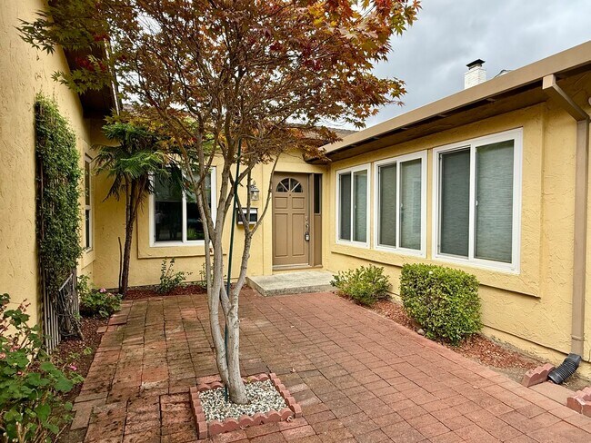 Foto del edificio - Sunnyvale home with central air and new LV...