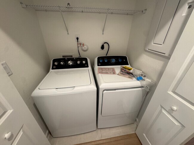 Building Photo - 2771 SE 25th Ave