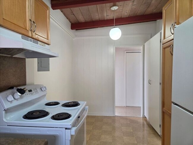 Building Photo - Momilani: 3 bedroom 1.5 bath duplex house w/ 2 car Tandem parking